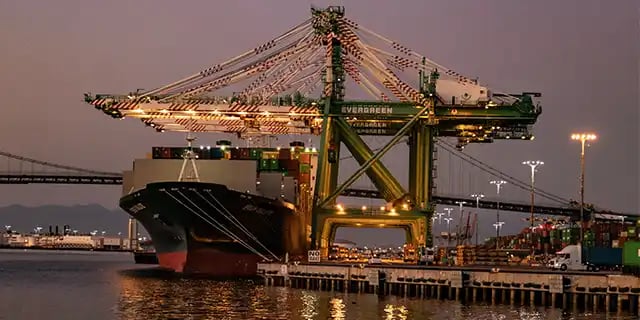 Marine-vessel-unloading-containers-port-los-angeles