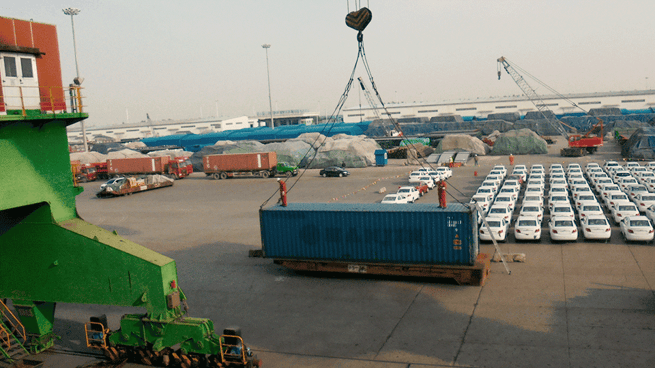 Container-being-crane-loaded-onto-vessel