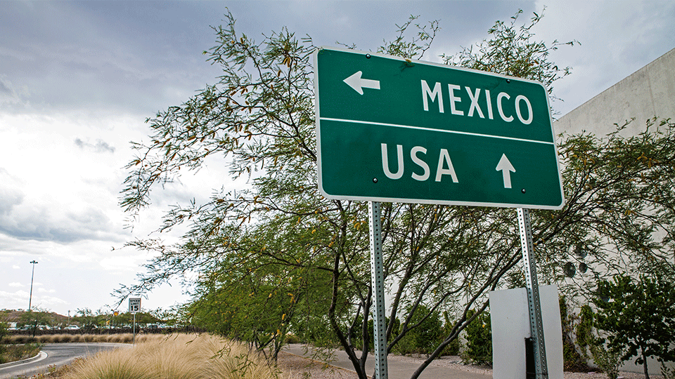 Cross border Mexico sign