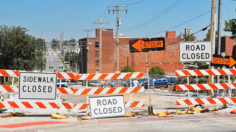 Road-closure-detor-signs